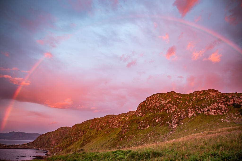 Regenbogen in der Abenddämmerung